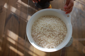 塩と麹を混ぜる「塩きり」。