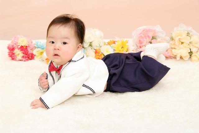 色んなポーズに挑戦 ハーフバースデー撮影しゅうくん 札幌 厚別大谷地店 北海道 七五三 お宮参りの記念写真ならスタジオマリオ