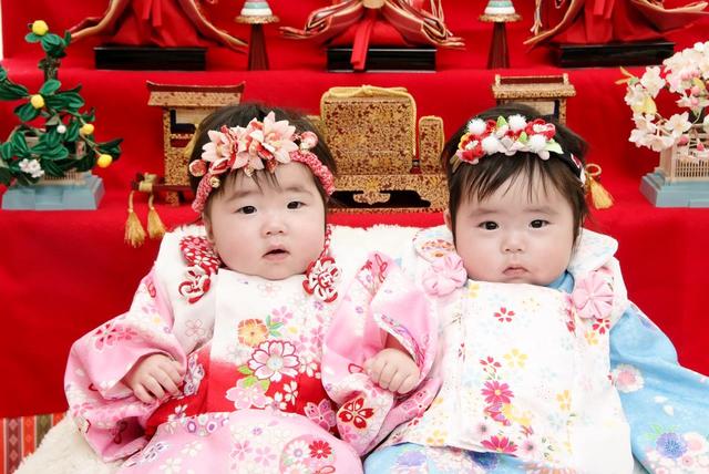 4 6 さるぼぼキッズ 双子ちゃんのハーフバースデーと節句の記念 高山 桐生店 岐阜県 七五三 お宮参りの記念写真ならスタジオマリオ
