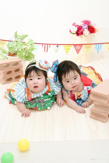 4 6 さるぼぼキッズ 双子ちゃんのハーフバースデーと節句の記念 高山 桐生店 岐阜県 七五三 お宮参りの記念写真ならスタジオマリオ