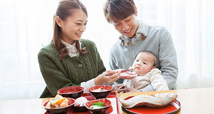 お食い初めの「歯固め石」｜込められた意味と代わりになる9品を紹介